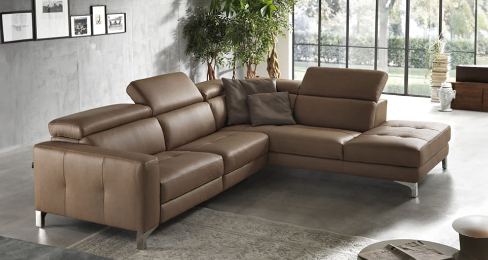 Stylish manual recliner, combining tradition and comfort at Estre.